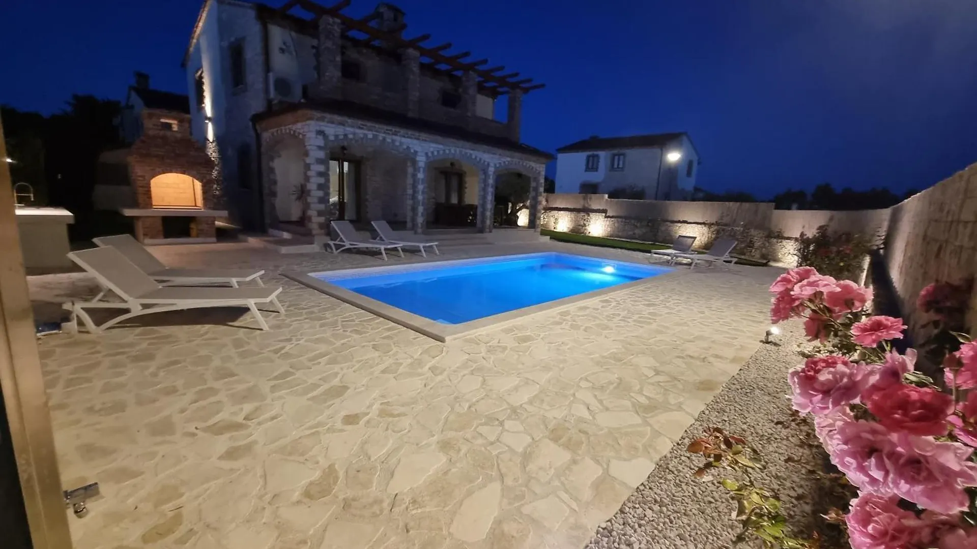 Villa Brioni With Pool By Rentistra Cabrunici
