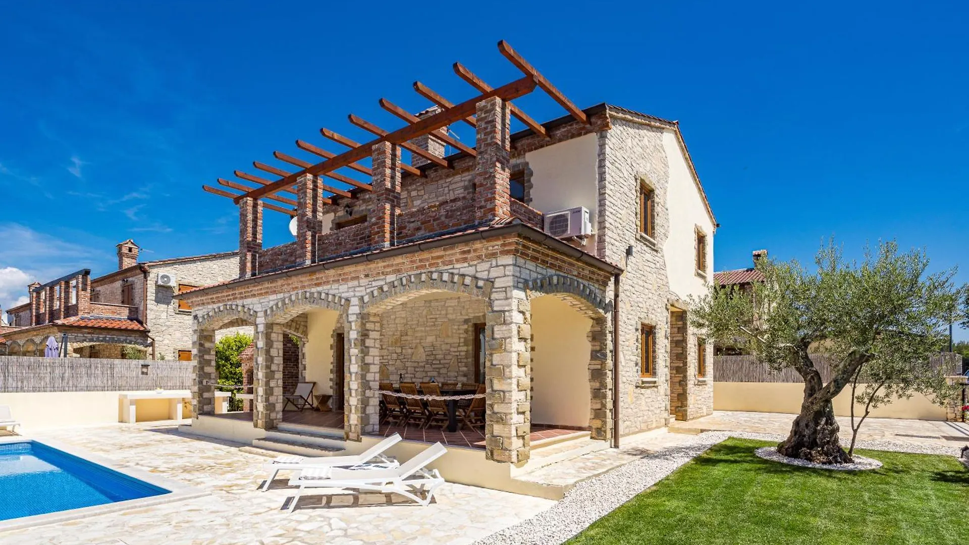 Villa Brioni With Pool By Rentistra Cabrunici