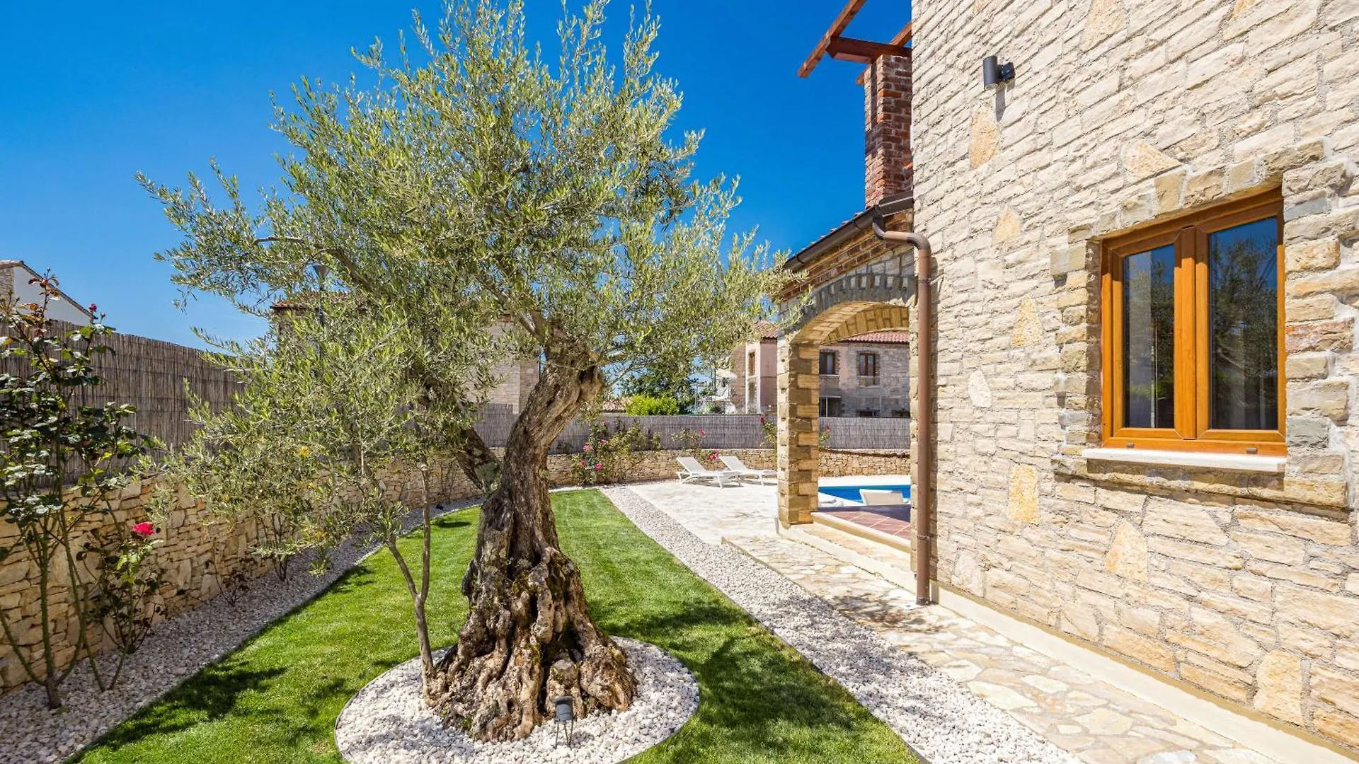 Villa Brioni With Pool By Rentistra Cabrunici
